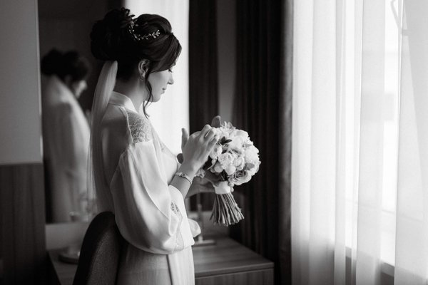 Quels sont les secrets pour créer des costumes de théâtre historiques authentiques ?